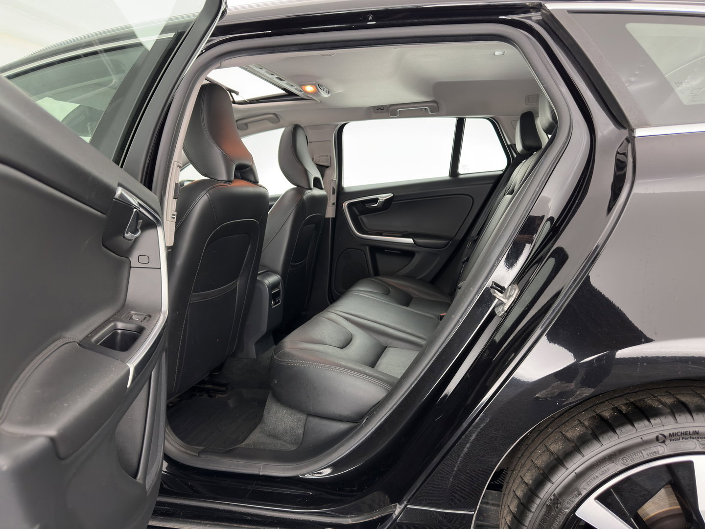 Volvo V60 2.0 D4 Polar+ Aut. *PANO | LEATHER | XENON | BLINDSPOT | MEMORY-PACK | HEATED-COMFORTSEATS | NAVI-FULLMAP | CAMERA | ADAPTIVE-CRUISE | LANE-ASSIST | TOWBAR | 18''ALU*