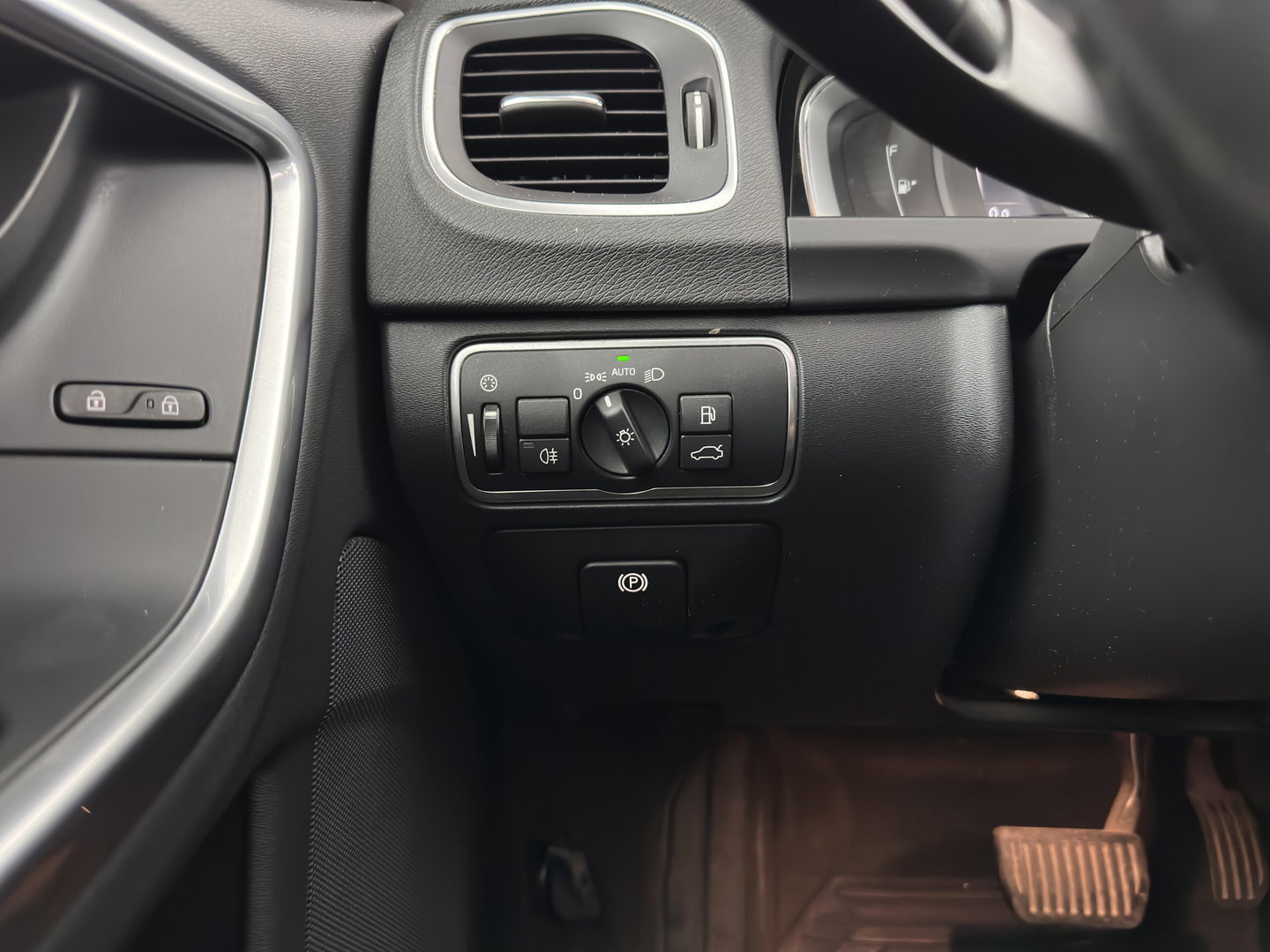 Volvo V60 2.0 D4 Polar+ Aut. *PANO | LEATHER | XENON | BLINDSPOT | MEMORY-PACK | HEATED-COMFORTSEATS | NAVI-FULLMAP | CAMERA | ADAPTIVE-CRUISE | LANE-ASSIST | TOWBAR | 18''ALU*