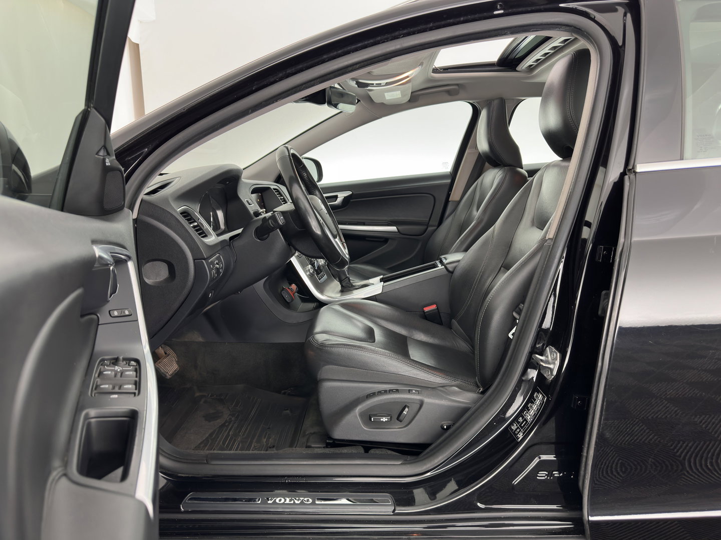 Volvo V60 2.0 D4 Polar+ Aut. *PANO | LEATHER | XENON | BLINDSPOT | MEMORY-PACK | HEATED-COMFORTSEATS | NAVI-FULLMAP | CAMERA | ADAPTIVE-CRUISE | LANE-ASSIST | TOWBAR | 18''ALU*