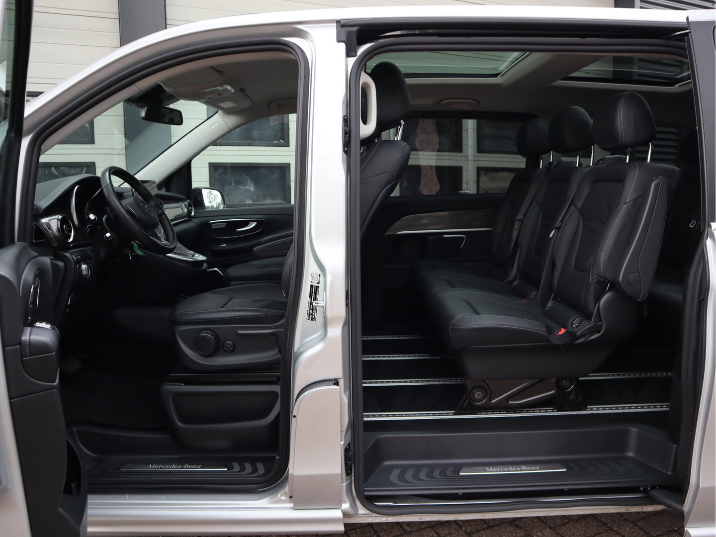 Mercedes-Benz EQV 300 Accu 100 kWh L2 Lang 8 Persoons SoH 95,9% Vol opties - Airmatic - Pano