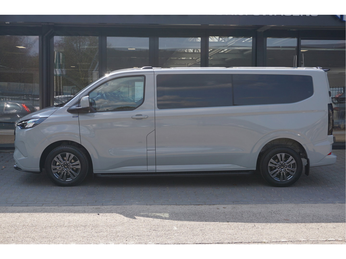 Ford Transit Custom 320L 2.5 PHEV 233PK Dubbel Cabine JWR Edition PRIJS INCL. BPM !! 13" Navi, Adap. Cruise, Camera, 18" LM, Trekhaak!! NR. HYBDCG