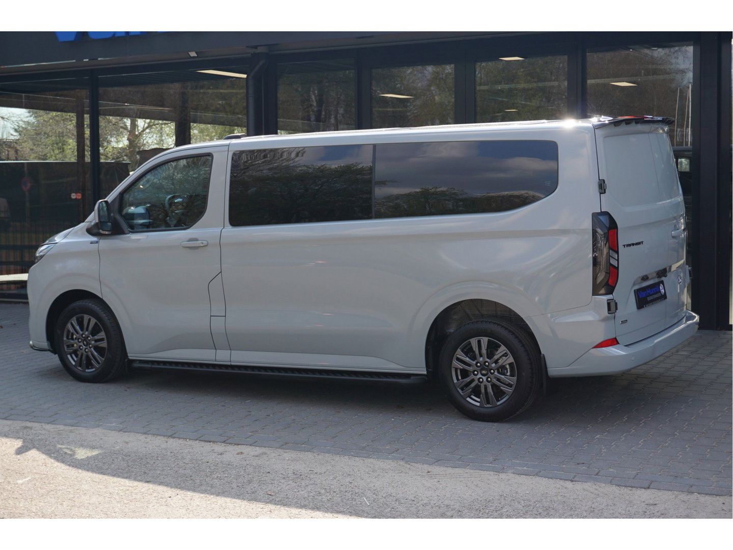 Ford Transit Custom 320L 2.5 PHEV 233PK Dubbel Cabine JWR Edition PRIJS INCL. BPM !! 13" Navi, Adap. Cruise, Camera, 18" LM, Trekhaak!! NR. HYBDCG