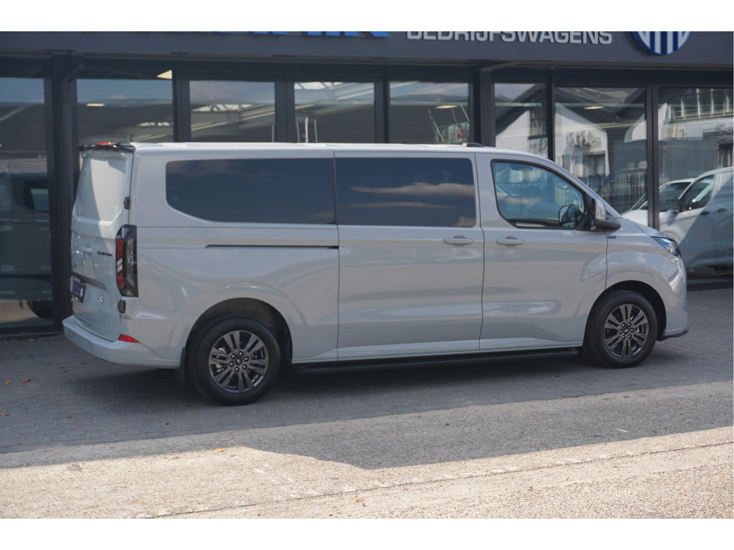 Ford Transit Custom 320L 2.5 PHEV 233PK Dubbel Cabine JWR Edition PRIJS INCL. BPM !! 13" Navi, Adap. Cruise, Camera, 18" LM, Trekhaak!! NR. HYBDCG