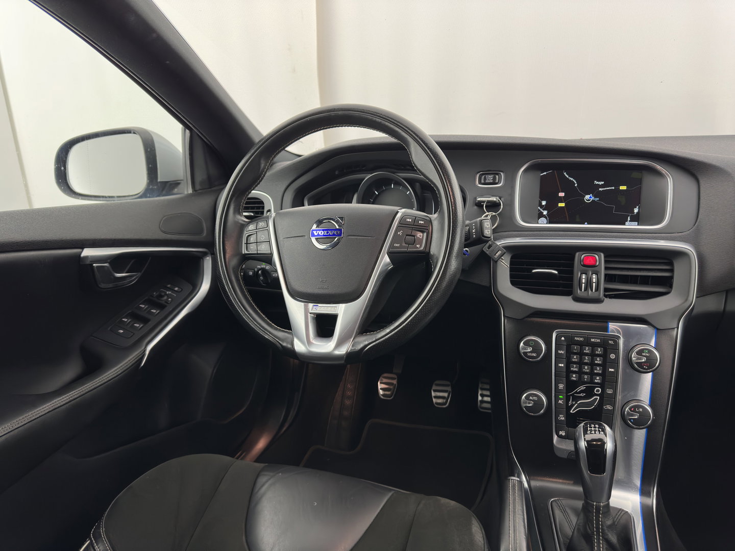 Volvo V40 2.0 D2 R-Design Business (INCL-BTW) *LEATHER-MICROFIBRE | NAVI-FULLMAP | SPORTSEATS | ECC | PDC | CRUISE | 18''ALU*