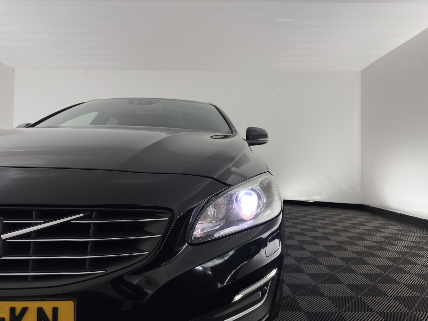 Volvo V60 2.4 D5 Twin Engine Summum (Plug-In) Aut. *LEATHER | XENON | MEMORY-PACK | HEATED-COMFORTSEATS | PRIVACY-GLASS | NAVI-FULLMAP | ADAPTIVE-CRUISE | ECC | LANE-ASSIST | PDC | 18''ALU*