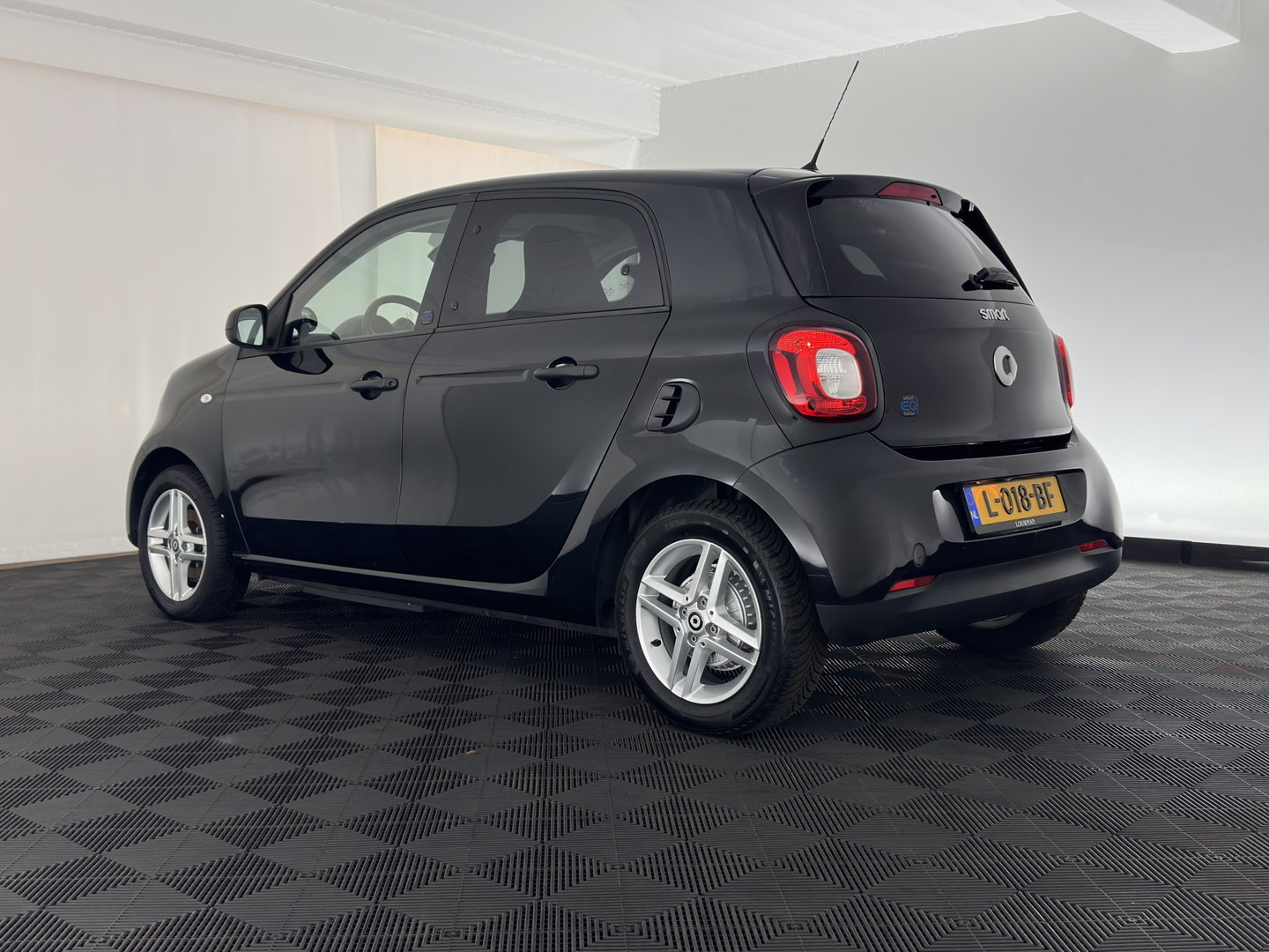 Smart Forfour EQ Essential 18 kWh [ 3-Fase-22kW ] {SOH-93%} (INCL-BTW) *LEATHER | HEATED-COMFORTSEATS | PRIVACY-GLASS | AIRCO | CRUISE | 15''ALU*
