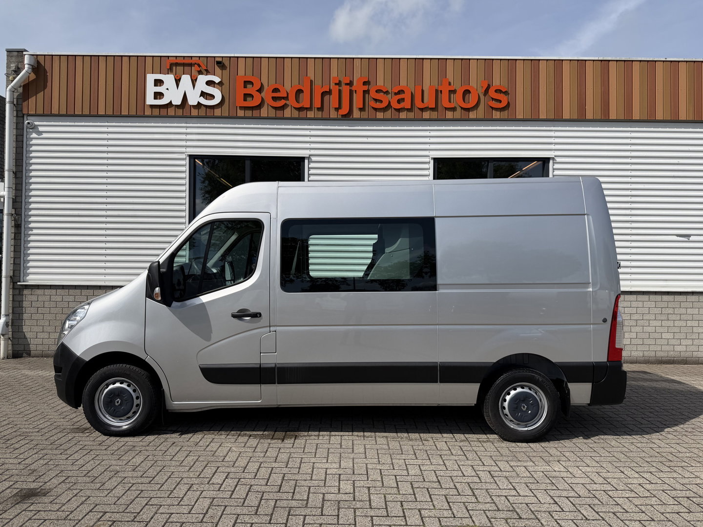Renault Master T35 2.3 dCi 130pk L2H2 bpm vrij / euro 6 diesel / vaste prijs rijklaar € 19.950 ex btw / DC 7 persoons / zilver metallic / trekhaak 2500 kg / airco / cruise / navigatie