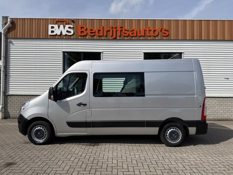 Renault Master T35 2.3 dCi 130pk L2H2 bpm vrij / euro 6 diesel / vaste prijs rijklaar € 19.950 ex btw / DC 7 persoons / zilver metallic / trekhaak 2500 kg / airco / cruise / navigatie