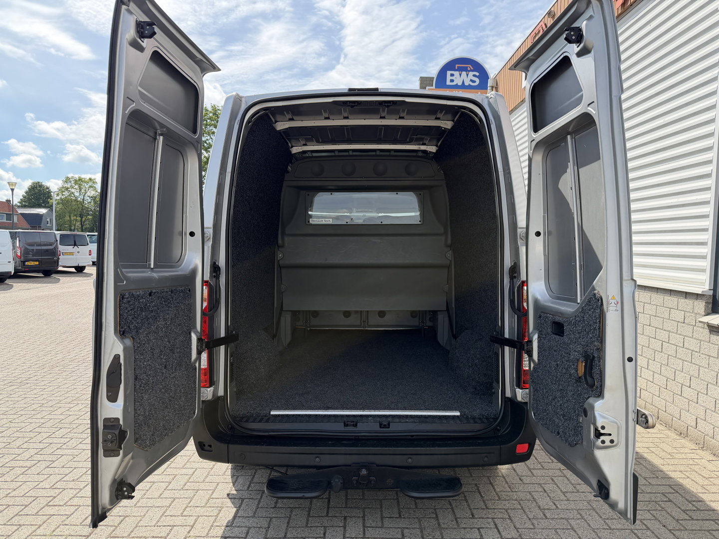 Renault Master T35 2.3 dCi 130pk L2H2 bpm vrij / euro 6 diesel / vaste prijs rijklaar € 19.950 ex btw / DC 7 persoons / zilver metallic / trekhaak 2500 kg / airco / cruise / navigatie