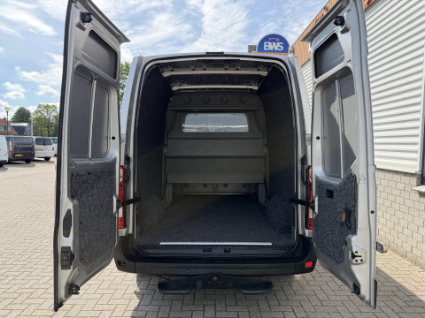 Renault Master T35 2.3 dCi 130pk L2H2 bpm vrij / euro 6 diesel / vaste prijs rijklaar € 19.950 ex btw / DC 7 persoons / zilver metallic / trekhaak 2500 kg / airco / cruise / navigatie