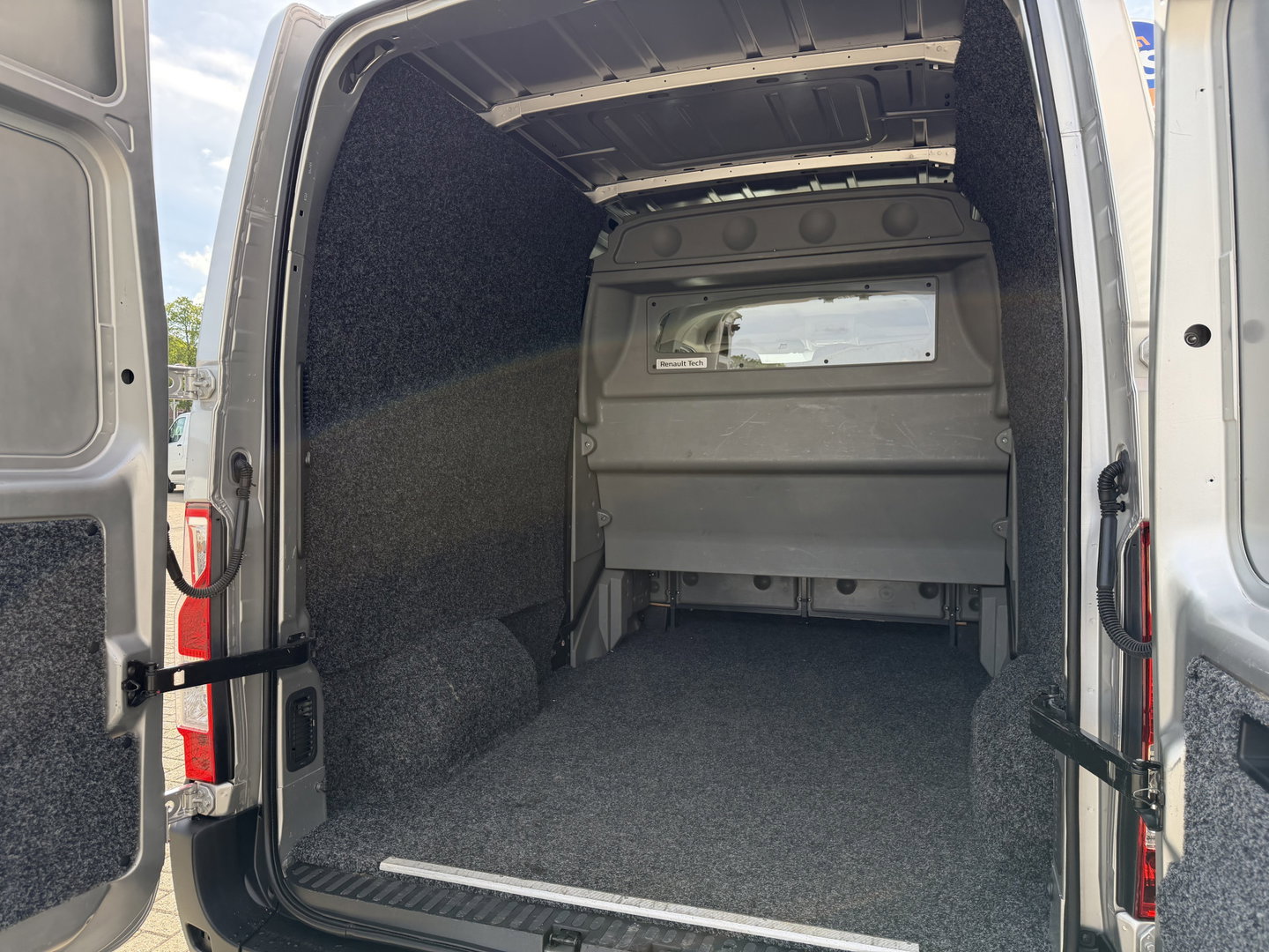 Renault Master T35 2.3 dCi 130pk L2H2 bpm vrij / euro 6 diesel / vaste prijs rijklaar € 19.950 ex btw / DC 7 persoons / zilver metallic / trekhaak 2500 kg / airco / cruise / navigatie