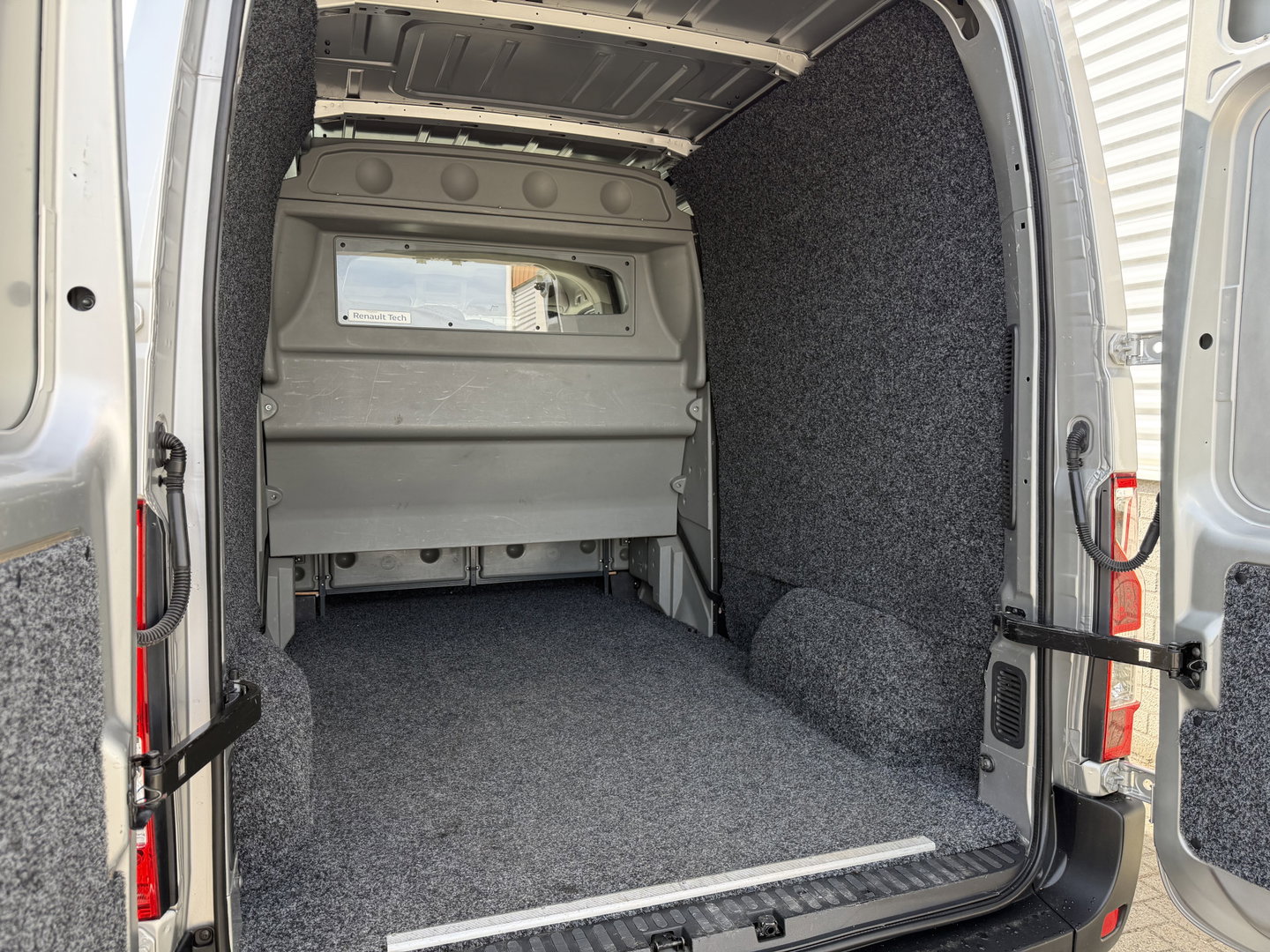 Renault Master T35 2.3 dCi 130pk L2H2 bpm vrij / euro 6 diesel / vaste prijs rijklaar € 19.950 ex btw / DC 7 persoons / zilver metallic / trekhaak 2500 kg / airco / cruise / navigatie