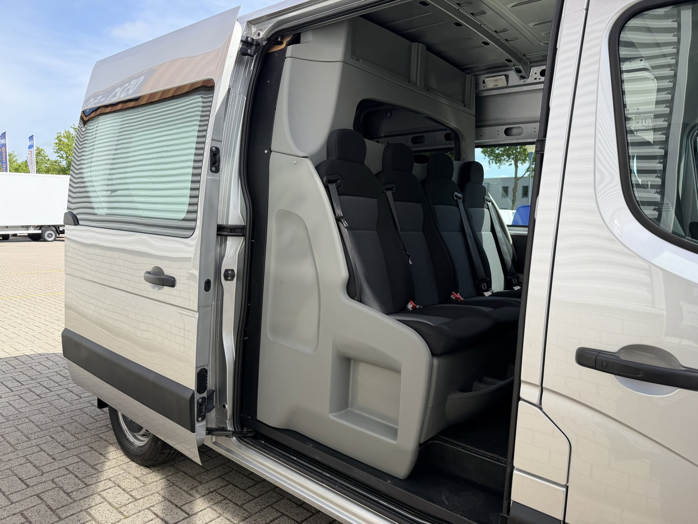 Renault Master T35 2.3 dCi 130pk L2H2 bpm vrij / euro 6 diesel / vaste prijs rijklaar € 19.950 ex btw / DC 7 persoons / zilver metallic / trekhaak 2500 kg / airco / cruise / navigatie