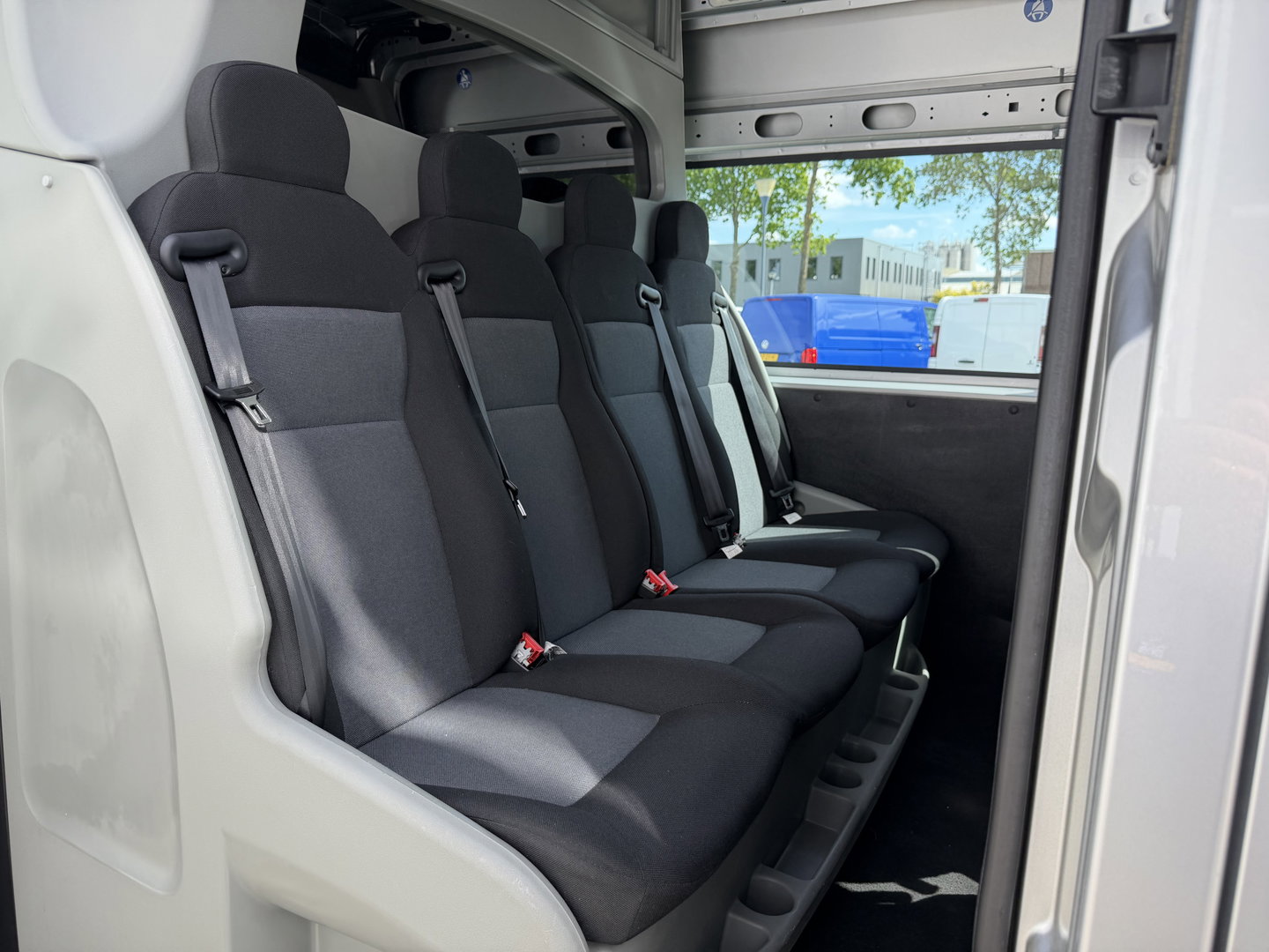 Renault Master T35 2.3 dCi 130pk L2H2 bpm vrij / euro 6 diesel / vaste prijs rijklaar € 19.950 ex btw / DC 7 persoons / zilver metallic / trekhaak 2500 kg / airco / cruise / navigatie