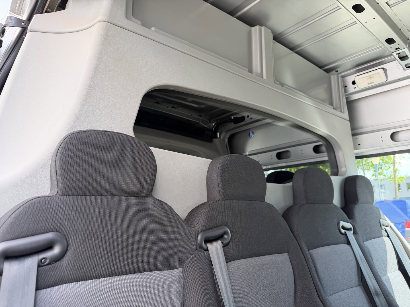 Renault Master T35 2.3 dCi 130pk L2H2 bpm vrij / euro 6 diesel / vaste prijs rijklaar € 19.950 ex btw / DC 7 persoons / zilver metallic / trekhaak 2500 kg / airco / cruise / navigatie