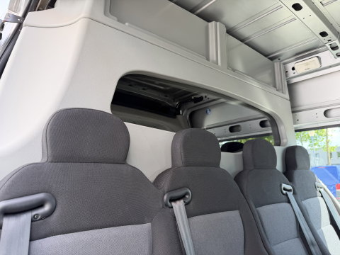 Renault Master T35 2.3 dCi 130pk L2H2 bpm vrij / euro 6 diesel / vaste prijs rijklaar € 19.950 ex btw / DC 7 persoons / zilver metallic / trekhaak 2500 kg / airco / cruise / navigatie