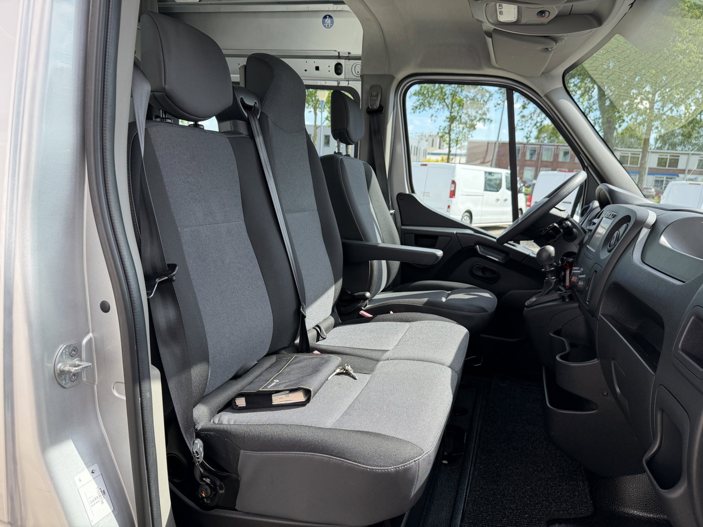 Renault Master T35 2.3 dCi 130pk L2H2 bpm vrij / euro 6 diesel / vaste prijs rijklaar € 19.950 ex btw / DC 7 persoons / zilver metallic / trekhaak 2500 kg / airco / cruise / navigatie
