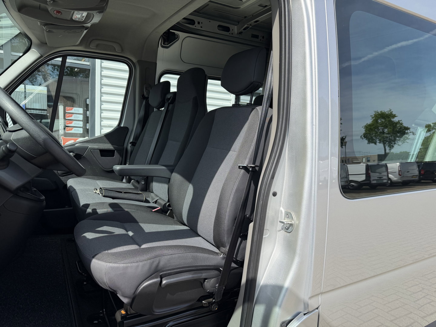 Renault Master T35 2.3 dCi 130pk L2H2 bpm vrij / euro 6 diesel / vaste prijs rijklaar € 19.950 ex btw / DC 7 persoons / zilver metallic / trekhaak 2500 kg / airco / cruise / navigatie