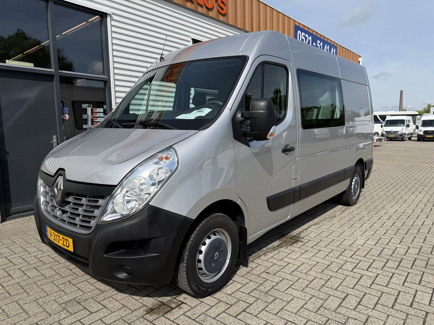 Renault Master T35 2.3 dCi 130pk L2H2 bpm vrij / euro 6 diesel / vaste prijs rijklaar € 19.950 ex btw / DC 7 persoons / zilver metallic / trekhaak 2500 kg / airco / cruise / navigatie