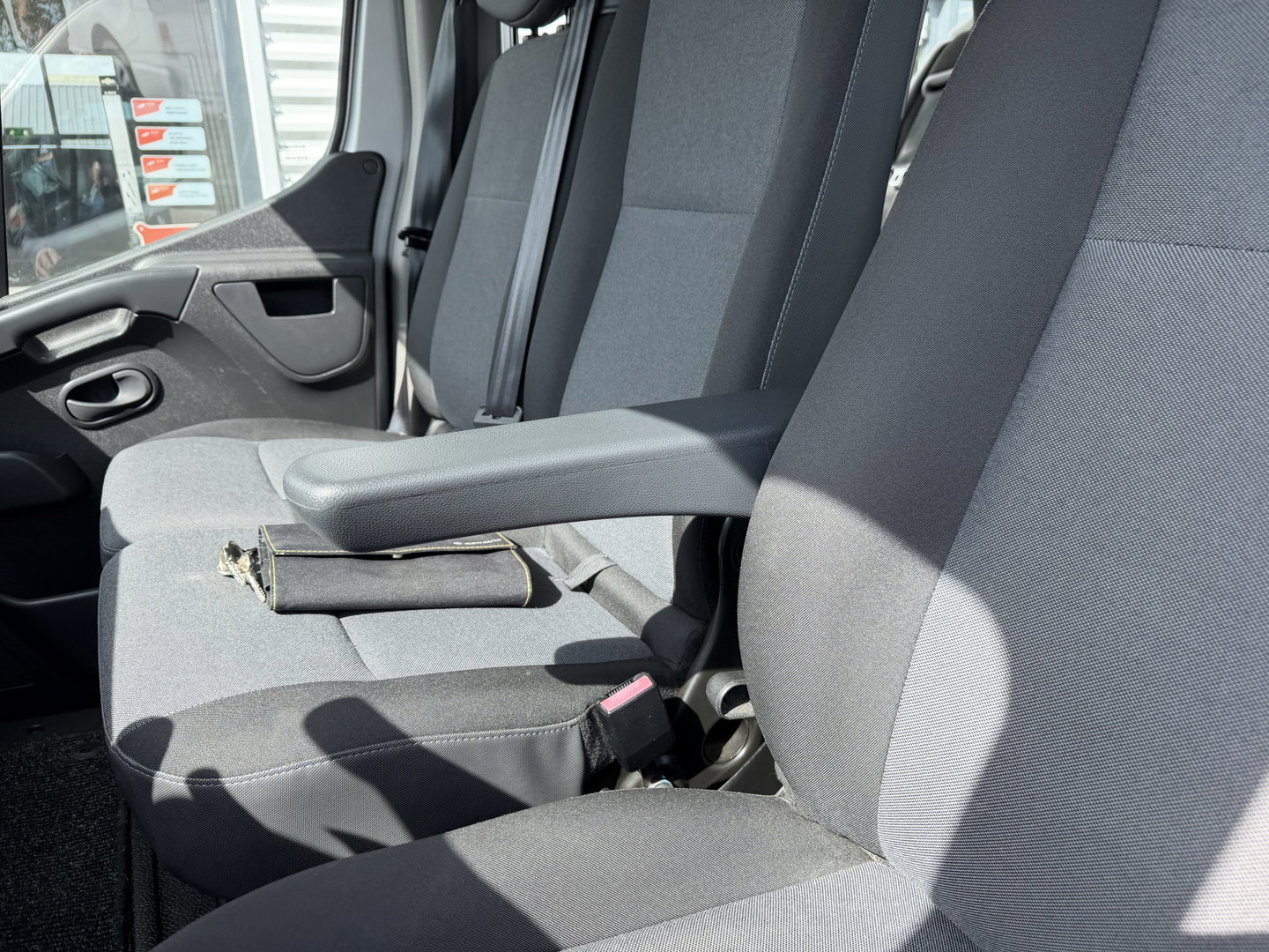 Renault Master T35 2.3 dCi 130pk L2H2 bpm vrij / euro 6 diesel / vaste prijs rijklaar € 19.950 ex btw / DC 7 persoons / zilver metallic / trekhaak 2500 kg / airco / cruise / navigatie