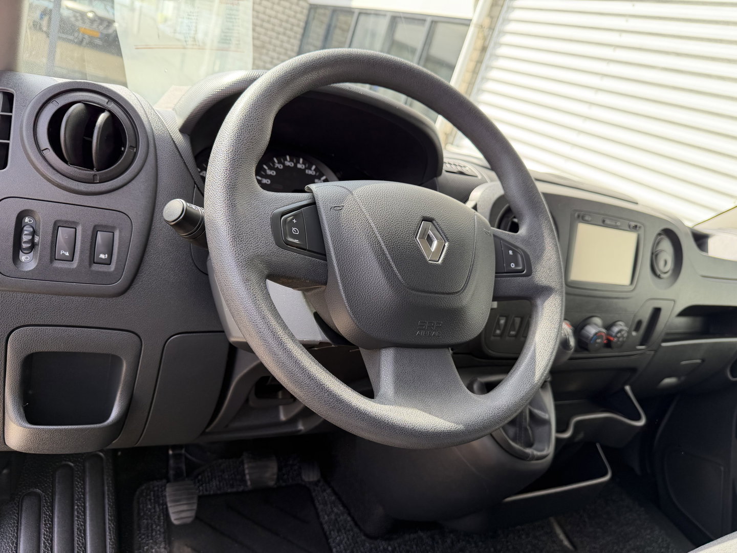 Renault Master T35 2.3 dCi 130pk L2H2 bpm vrij / euro 6 diesel / vaste prijs rijklaar € 19.950 ex btw / DC 7 persoons / zilver metallic / trekhaak 2500 kg / airco / cruise / navigatie