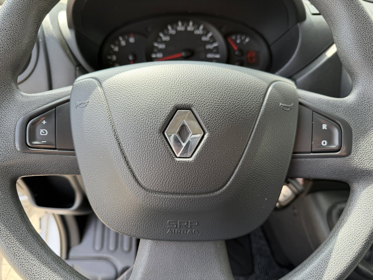 Renault Master T35 2.3 dCi 130pk L2H2 bpm vrij / euro 6 diesel / vaste prijs rijklaar € 19.950 ex btw / DC 7 persoons / zilver metallic / trekhaak 2500 kg / airco / cruise / navigatie