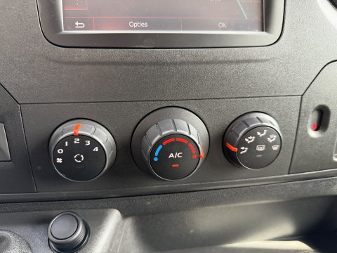 Renault Master T35 2.3 dCi 130pk L2H2 bpm vrij / euro 6 diesel / vaste prijs rijklaar € 19.950 ex btw / DC 7 persoons / zilver metallic / trekhaak 2500 kg / airco / cruise / navigatie