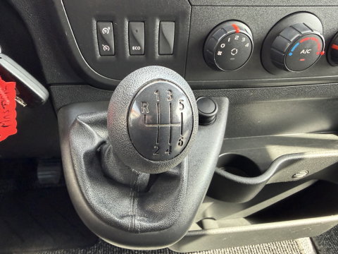 Renault Master T35 2.3 dCi 130pk L2H2 bpm vrij / euro 6 diesel / vaste prijs rijklaar € 19.950 ex btw / DC 7 persoons / zilver metallic / trekhaak 2500 kg / airco / cruise / navigatie