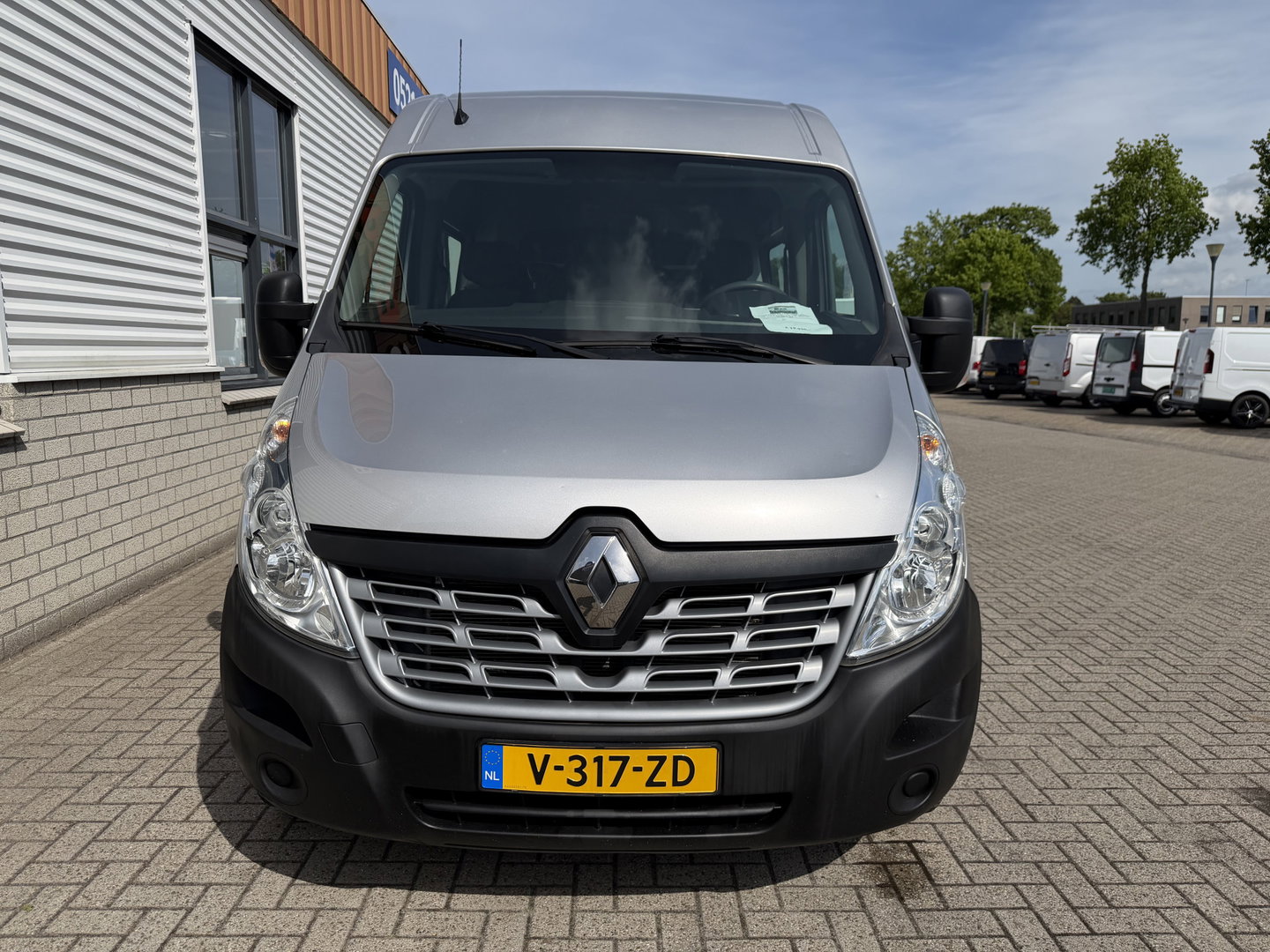 Renault Master T35 2.3 dCi 130pk L2H2 bpm vrij / euro 6 diesel / vaste prijs rijklaar € 19.950 ex btw / DC 7 persoons / zilver metallic / trekhaak 2500 kg / airco / cruise / navigatie