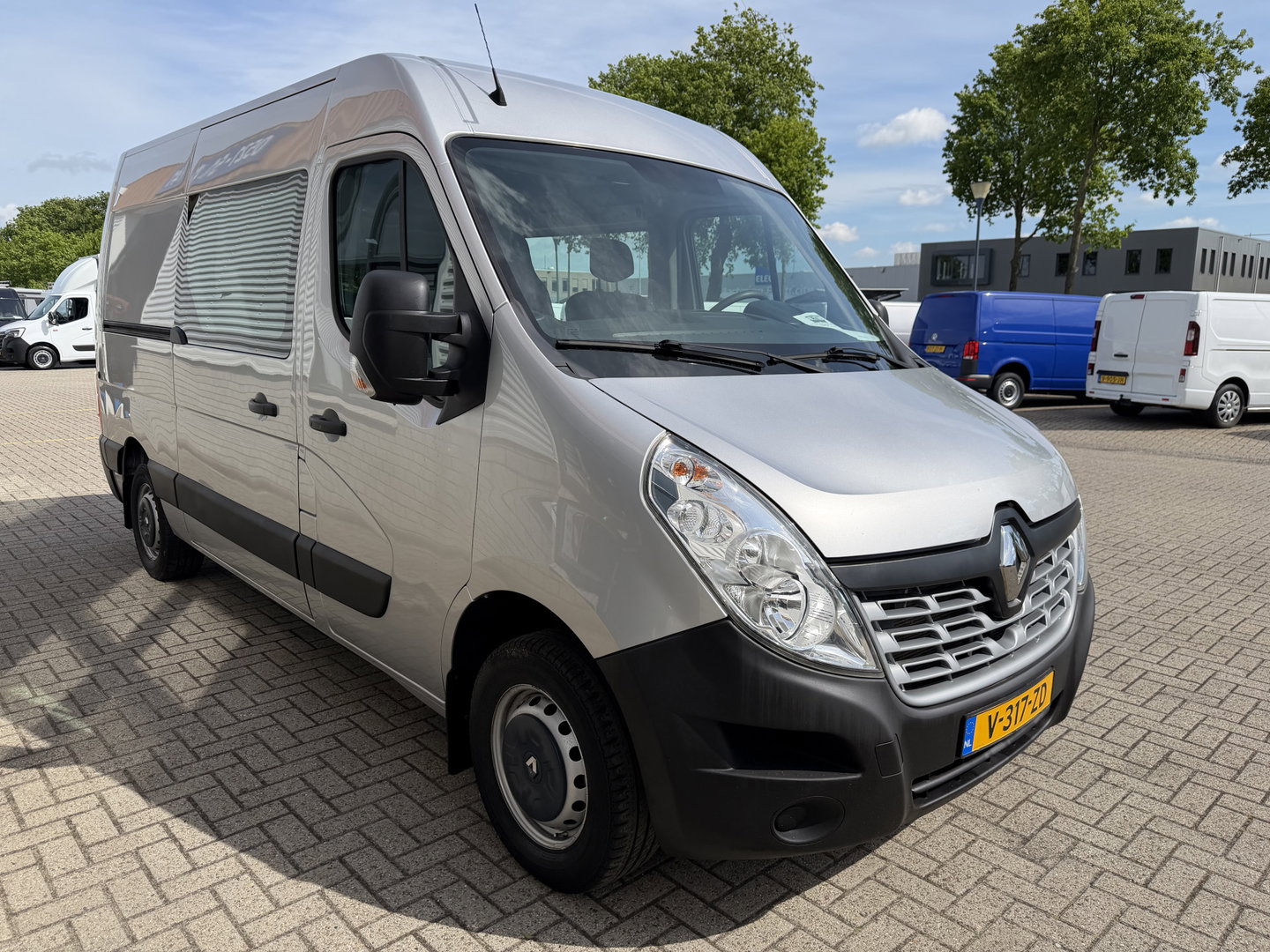 Renault Master T35 2.3 dCi 130pk L2H2 bpm vrij / euro 6 diesel / vaste prijs rijklaar € 19.950 ex btw / DC 7 persoons / zilver metallic / trekhaak 2500 kg / airco / cruise / navigatie