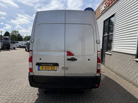 Renault Master T35 2.3 dCi 130pk L2H2 bpm vrij / euro 6 diesel / vaste prijs rijklaar € 19.950 ex btw / DC 7 persoons / zilver metallic / trekhaak 2500 kg / airco / cruise / navigatie