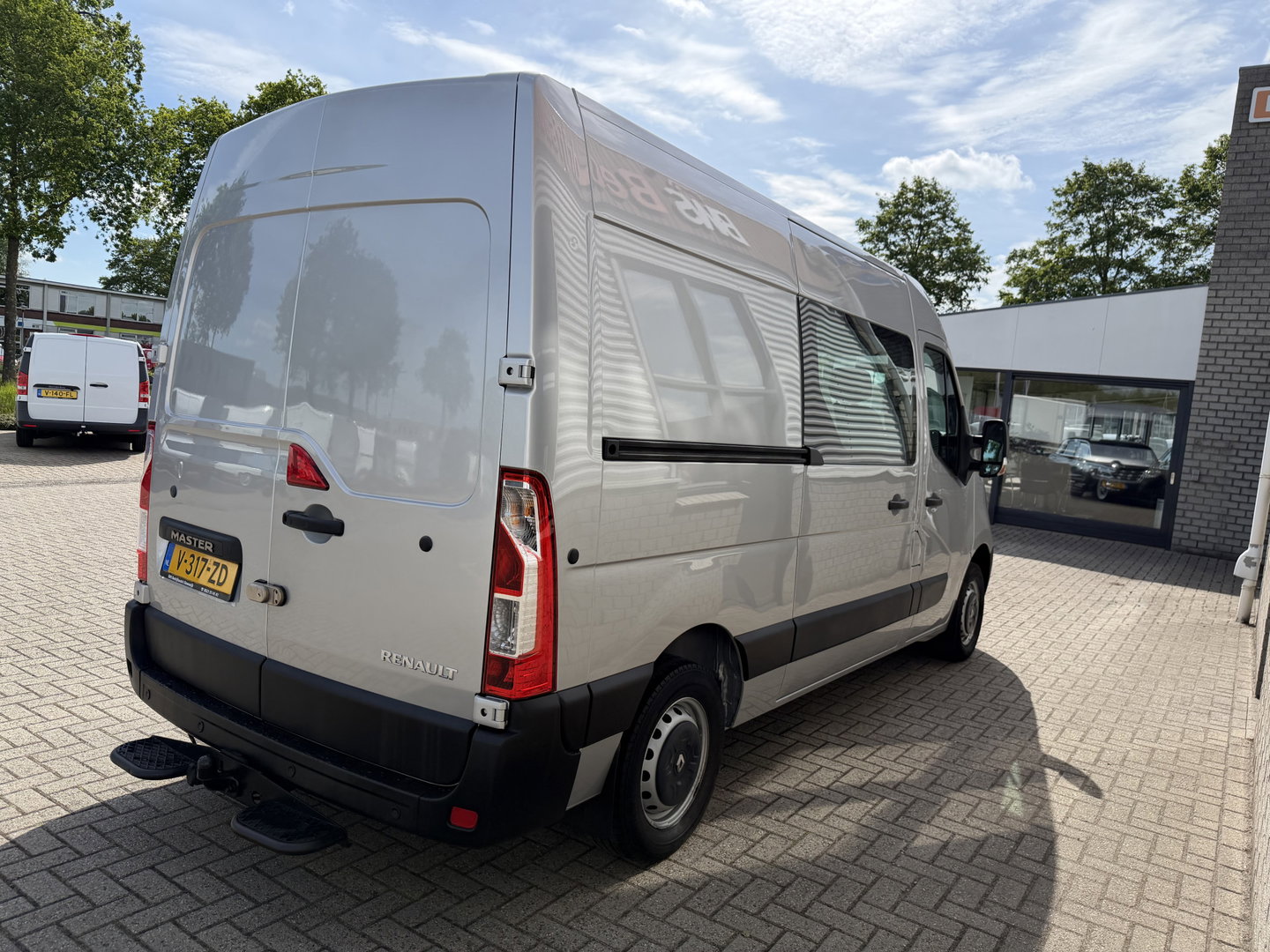 Renault Master T35 2.3 dCi 130pk L2H2 bpm vrij / euro 6 diesel / vaste prijs rijklaar € 19.950 ex btw / DC 7 persoons / zilver metallic / trekhaak 2500 kg / airco / cruise / navigatie
