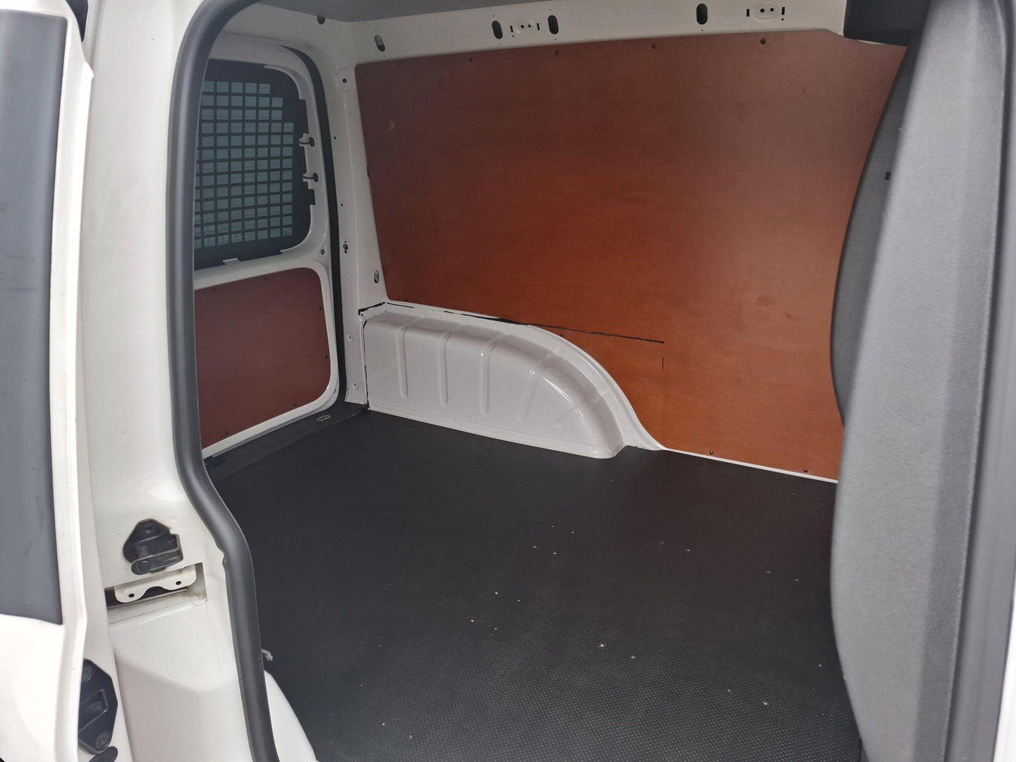 Volkswagen Caddy 2.0 TDI L1H1 BMT Comfortline VERLAAGD / AIRCO / STOEL VERWARMING / EURO 6 / NAVI / MARGE AUTO !!