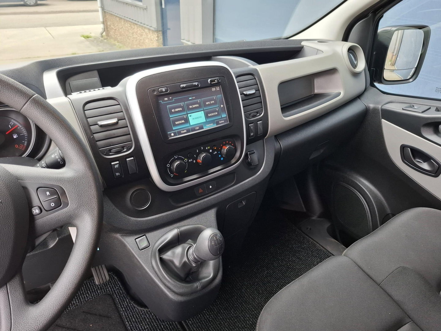 Renault Trafic 1.6 dCi T29 L2H1 DC Comfort DUBBEL CABINE / CRUISE CONTROLE / DEALER ONDERHOUDEN / NAVI