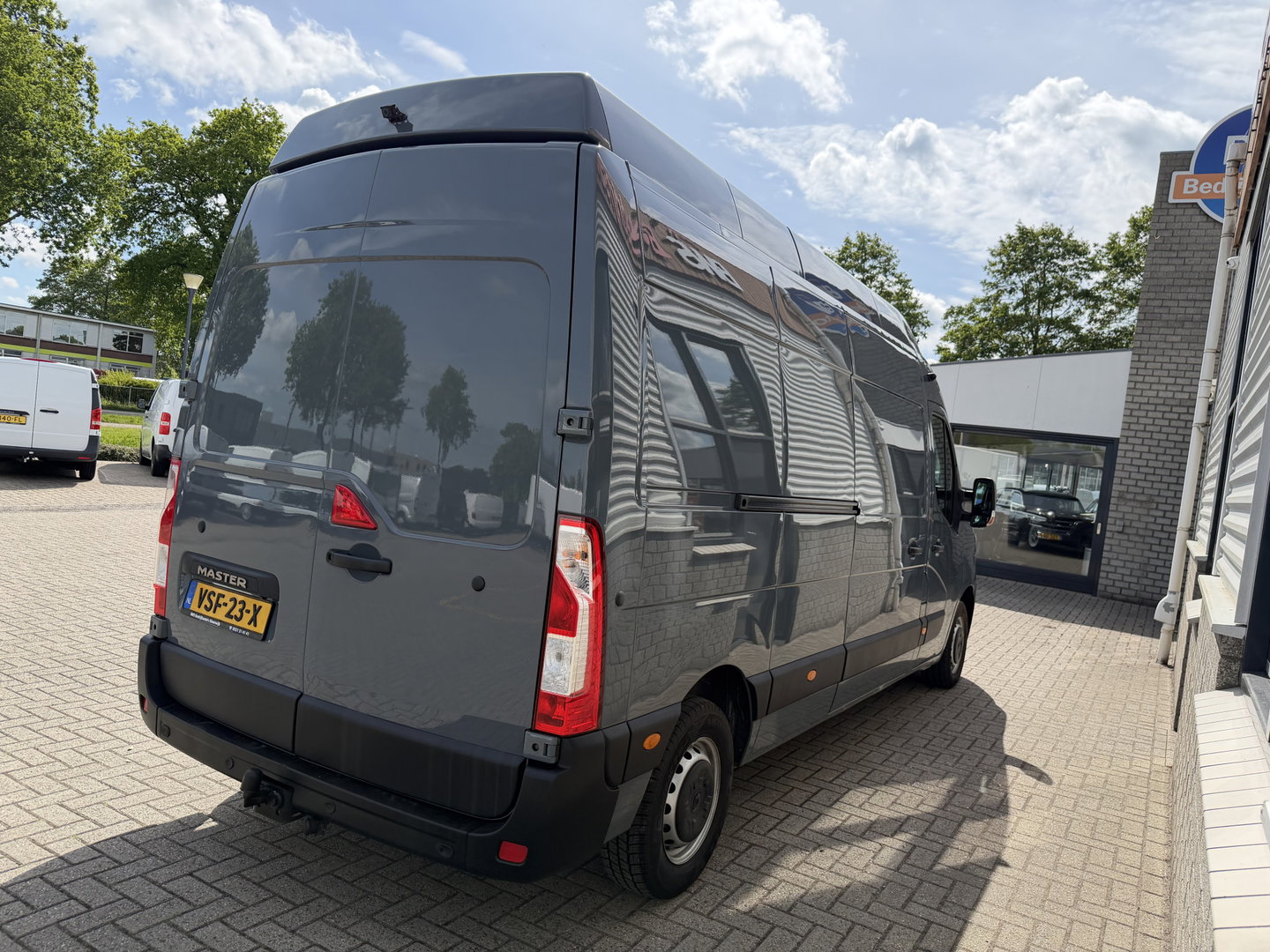 Renault Master T35 2.3 dCi 150pk L3H3 Energy Comfort / vaste prijs rijklaar € 21.950 ex btw / lease vanaf € 358 / ideaal voor camper ombouw / trekhaak / camera's rondom !