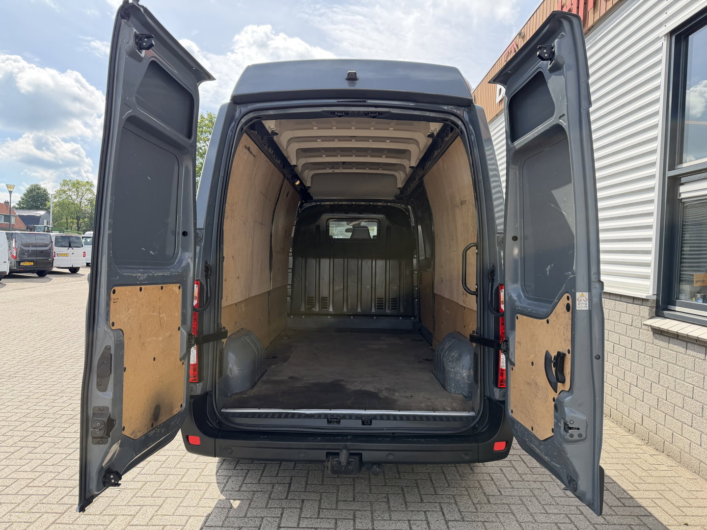 Renault Master T35 2.3 dCi 150pk L3H3 Energy Comfort / vaste prijs rijklaar € 21.950 ex btw / lease vanaf € 358 / ideaal voor camper ombouw / trekhaak / camera's rondom !