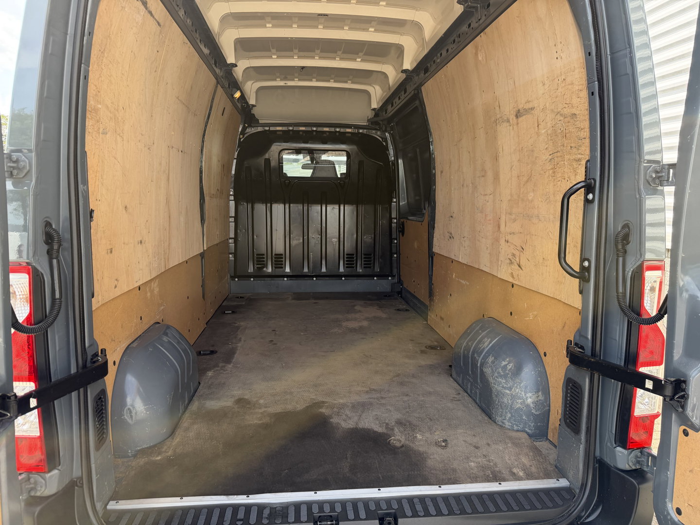 Renault Master T35 2.3 dCi 150pk L3H3 Energy Comfort / vaste prijs rijklaar € 21.950 ex btw / lease vanaf € 358 / ideaal voor camper ombouw / trekhaak / camera's rondom !