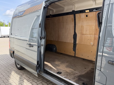 Renault Master T35 2.3 dCi 150pk L3H3 Energy Comfort / vaste prijs rijklaar € 21.950 ex btw / lease vanaf € 358 / ideaal voor camper ombouw / trekhaak / camera's rondom !