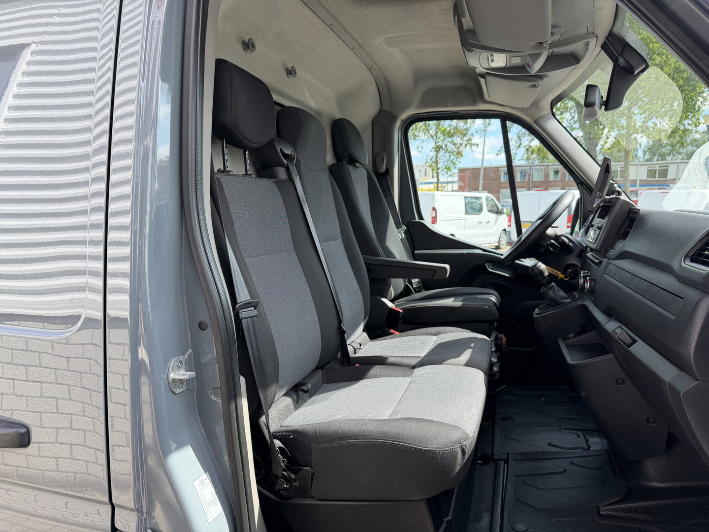 Renault Master T35 2.3 dCi 150pk L3H3 Energy Comfort / vaste prijs rijklaar € 21.950 ex btw / lease vanaf € 358 / ideaal voor camper ombouw / trekhaak / camera's rondom !