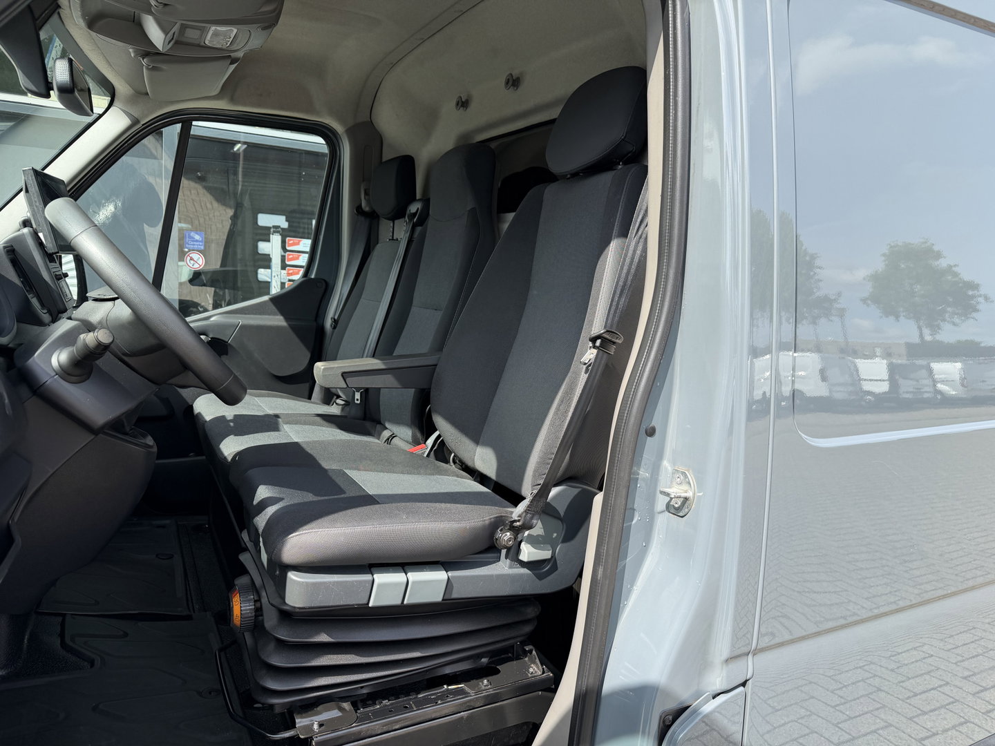 Renault Master T35 2.3 dCi 150pk L3H3 Energy Comfort / vaste prijs rijklaar € 21.950 ex btw / lease vanaf € 358 / ideaal voor camper ombouw / trekhaak / camera's rondom !