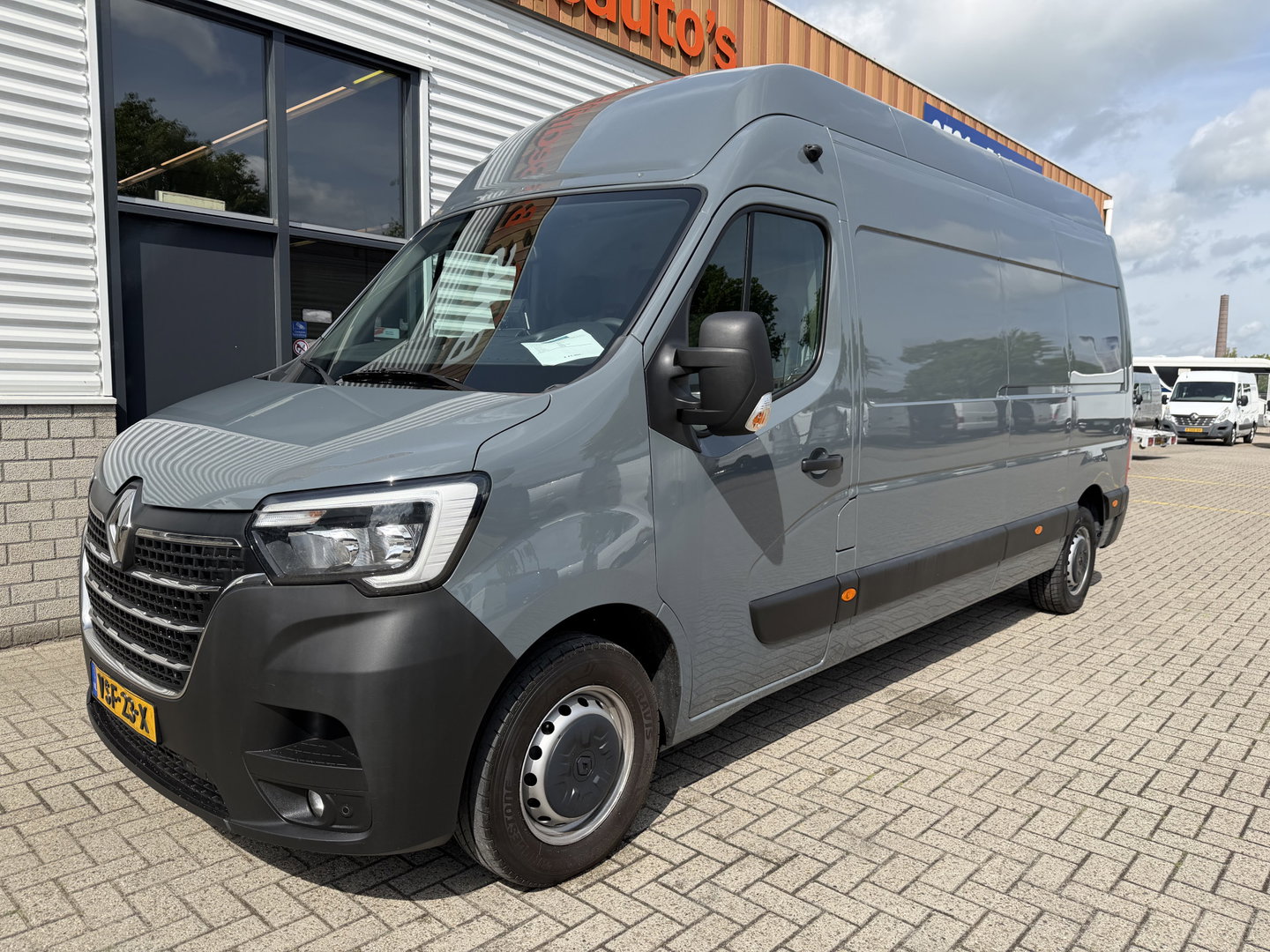 Renault Master T35 2.3 dCi 150pk L3H3 Energy Comfort / vaste prijs rijklaar € 21.950 ex btw / lease vanaf € 358 / ideaal voor camper ombouw / trekhaak / camera's rondom !