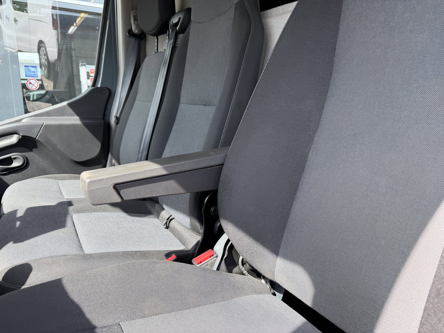 Renault Master T35 2.3 dCi 150pk L3H3 Energy Comfort / vaste prijs rijklaar € 21.950 ex btw / lease vanaf € 358 / ideaal voor camper ombouw / trekhaak / camera's rondom !
