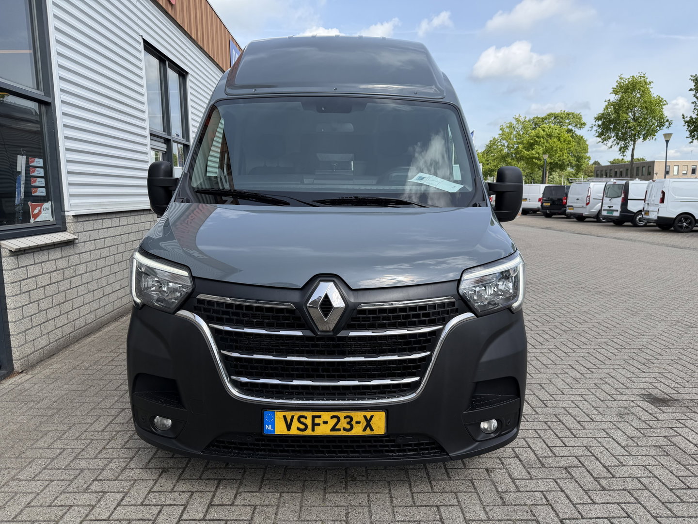 Renault Master T35 2.3 dCi 150pk L3H3 Energy Comfort / vaste prijs rijklaar € 21.950 ex btw / lease vanaf € 358 / ideaal voor camper ombouw / trekhaak / camera's rondom !