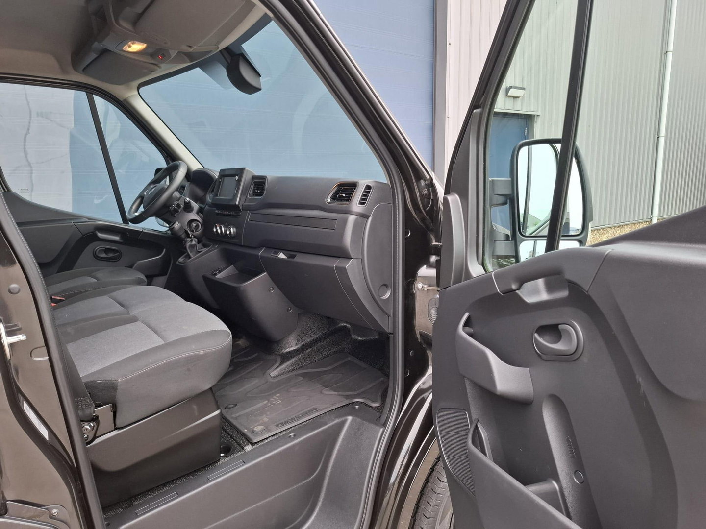 Renault Master T35 2.3 dCi 180 L2H2 Energy Work Edition AIRCO / CRUISE CONTROLE / NAVI / DEALER ONDERHOUDEN / TREKHAAK