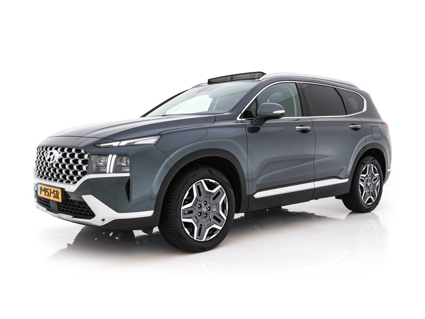 Hyundai Santa Fe 1.6 T-GDI HEV Premium Sky (Face-lift) (INCL-BTW) *PANO | LEATHER | FULL-LED | ADAPTIVE-CRUISE | BLINDSPOT | MEMORY-PACK | DIGI-COCKPIT | SHIFTPADDLES | PRIVACYGLASS | NAVI-FULLMAP | HEAD-UP |19''ALU*