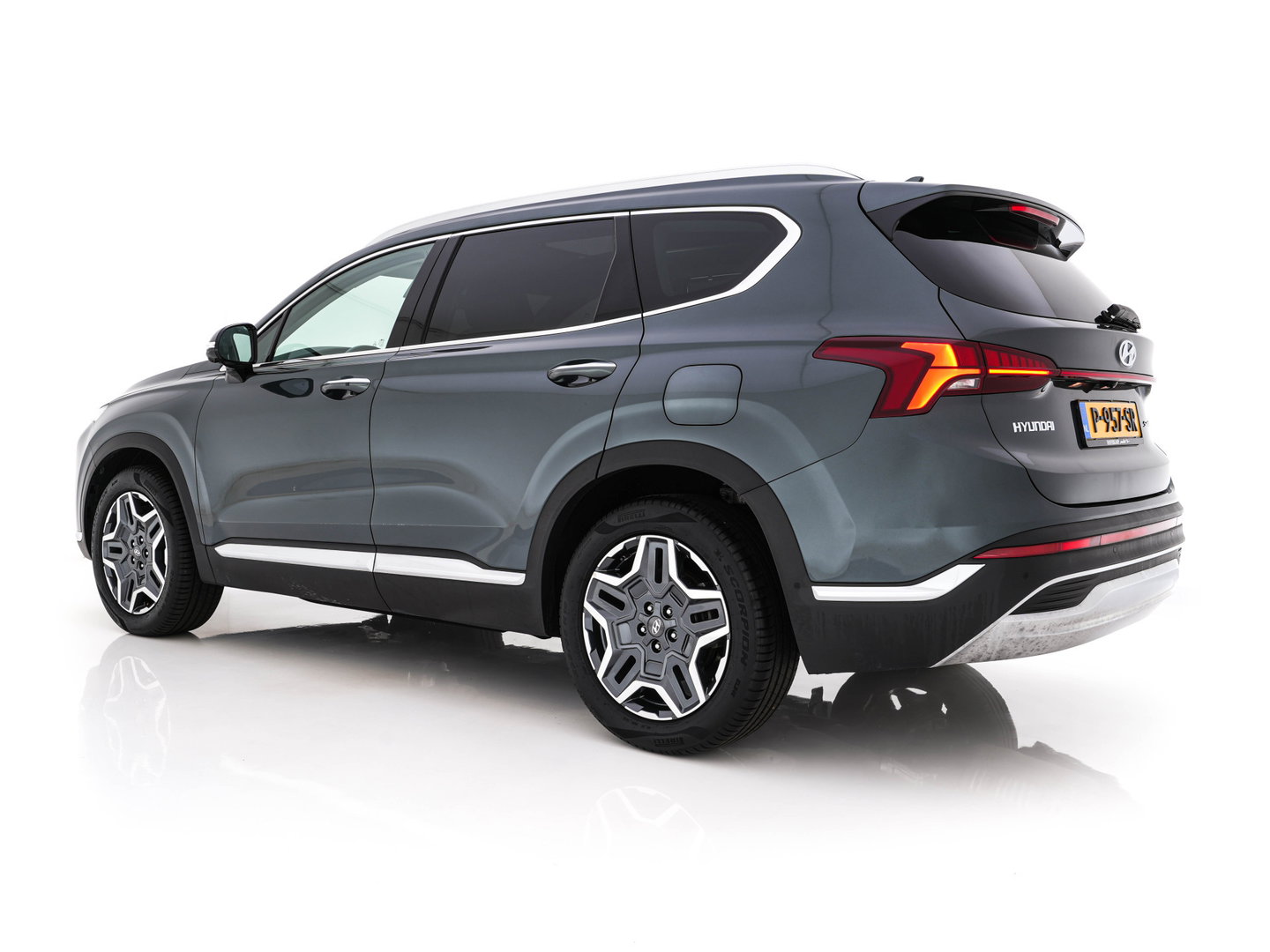 Hyundai Santa Fe 1.6 T-GDI HEV Premium Sky (Face-lift) (INCL-BTW) *PANO | LEATHER | FULL-LED | ADAPTIVE-CRUISE | BLINDSPOT | MEMORY-PACK | DIGI-COCKPIT | SHIFTPADDLES | PRIVACYGLASS | NAVI-FULLMAP | HEAD-UP |19''ALU*