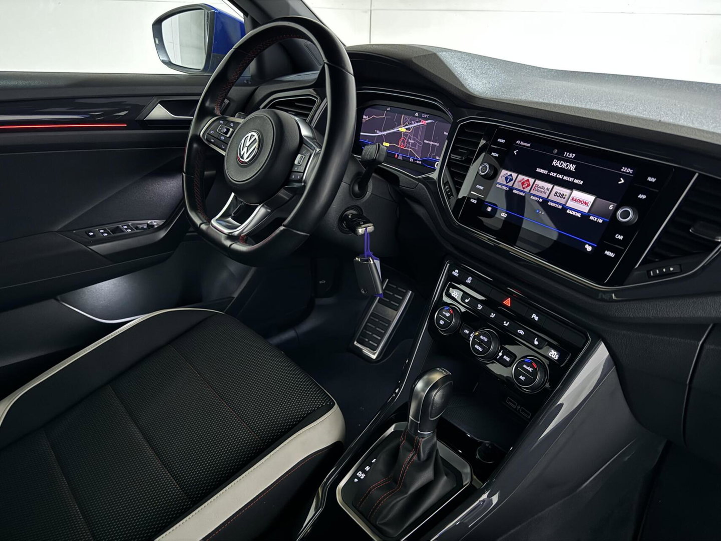 Volkswagen T-Roc 1.5 TSI R-Line Pano Virtual Carplay Sfeer