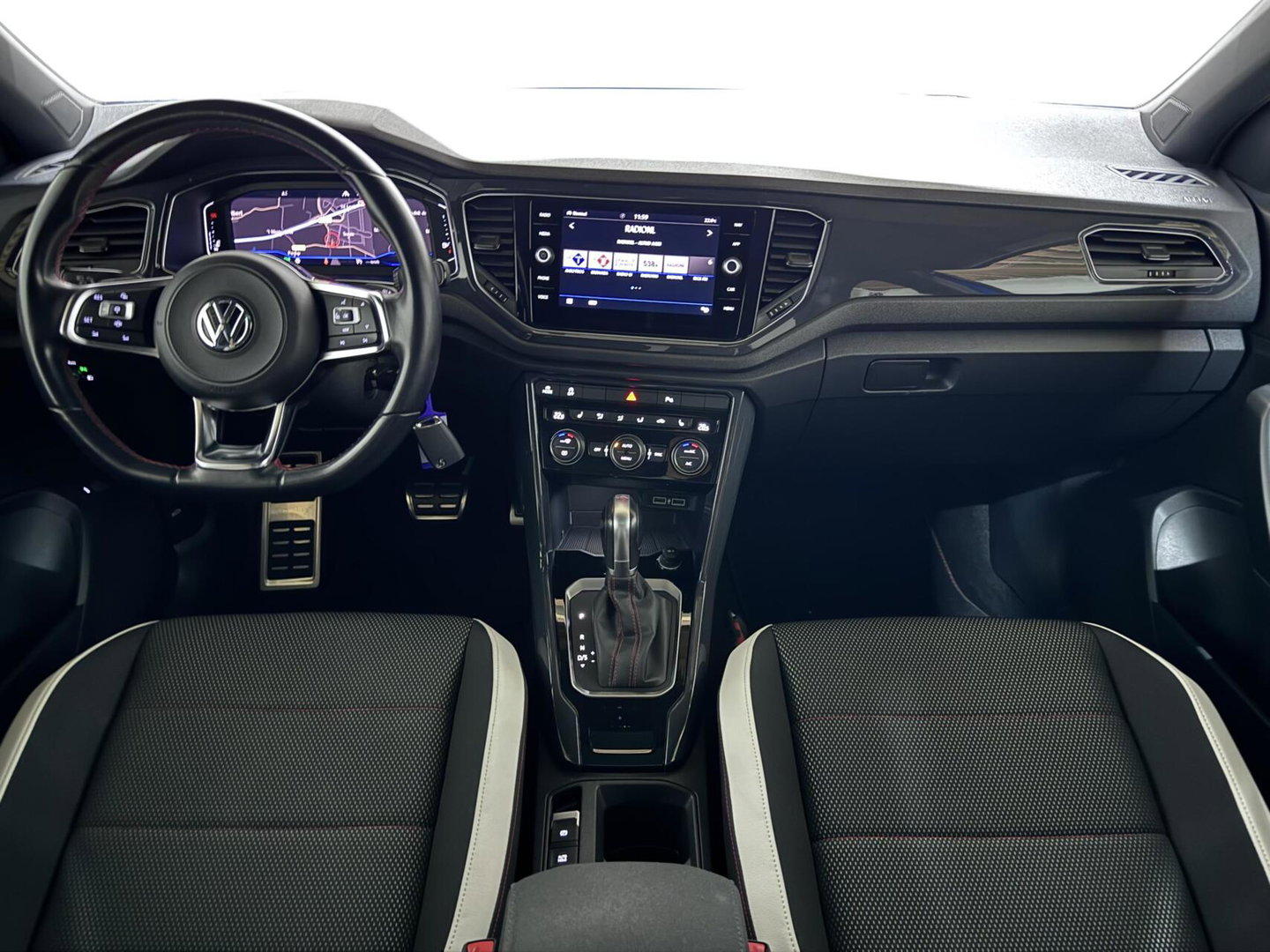 Volkswagen T-Roc 1.5 TSI R-Line Pano Virtual Carplay Sfeer
