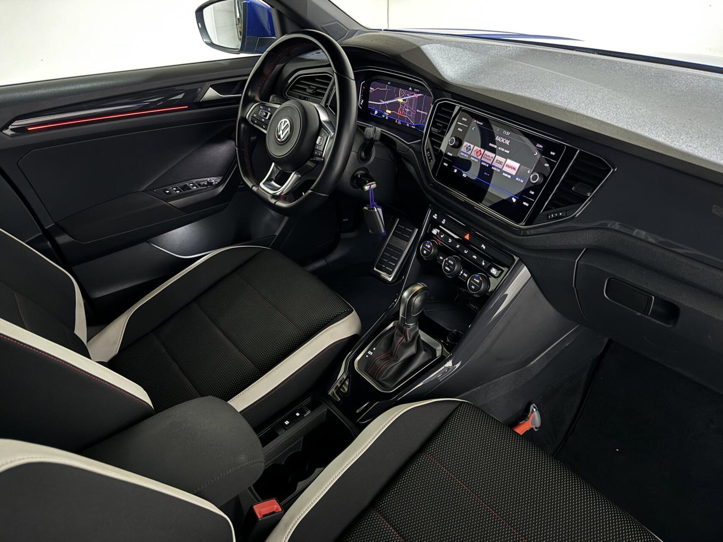 Volkswagen T-Roc 1.5 TSI R-Line Pano Virtual Carplay Sfeer