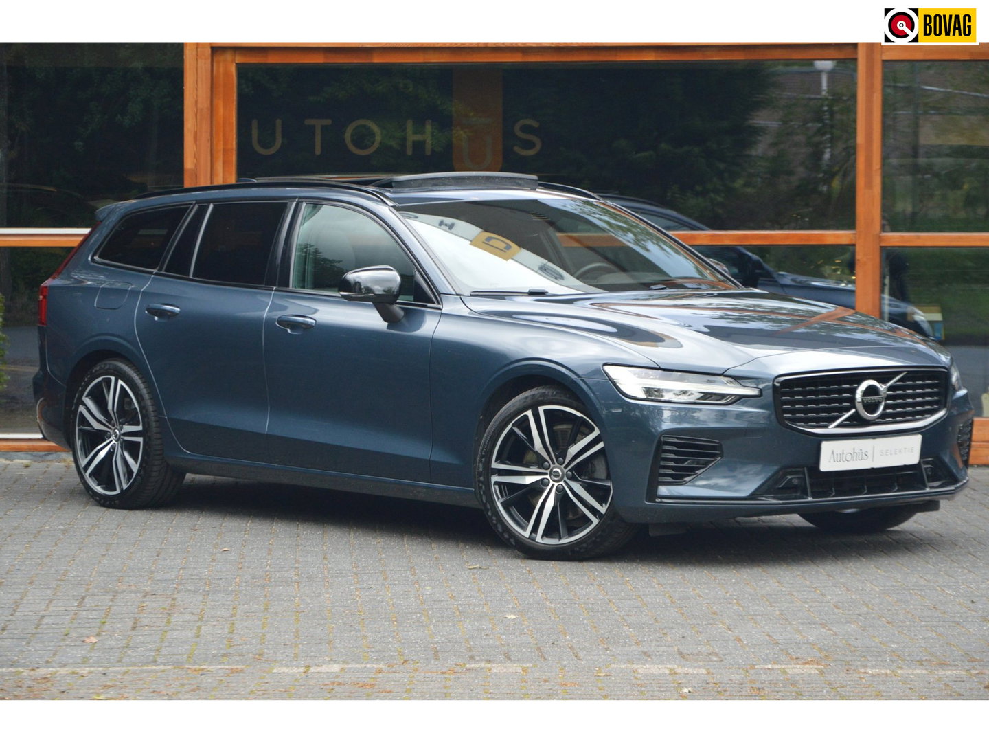 Volvo V60 T6 Hybride AWD Plus Dark LONG RANGE | Head-Up | Panoramadak | Stoel + Stuur Verwarming | Camera | Trekhaak |